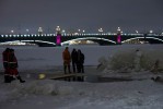 Сотни петербуржцев окунаются в ледяную воду