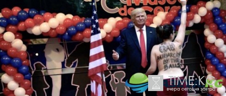 Активистка Femen схватила восковую фигуру Трампа за гениталии