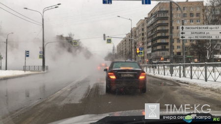 Движение по проспекту Мечникова перекрыли из-за прорыва трубы на улице Замшина
