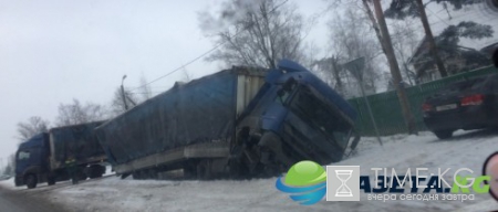 Фура улетела в кювет на Волхонском шоссе