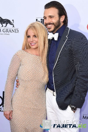 Новый избранник Бритни Спирс использует ее для саморекламы