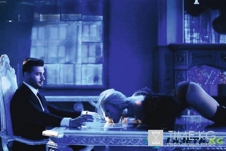 Новый избранник Бритни Спирс использует ее для саморекламы