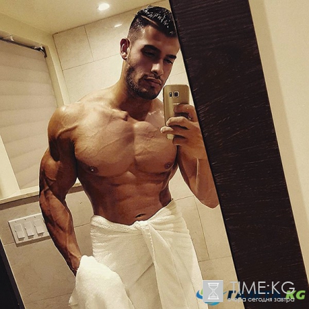 Новый избранник Бритни Спирс использует ее для саморекламы