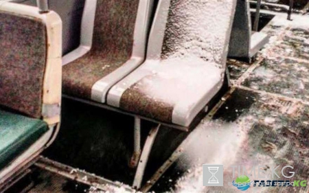 Обнищание: троллейбусы в Киеве не на что отапливать. В салонах лежит снег