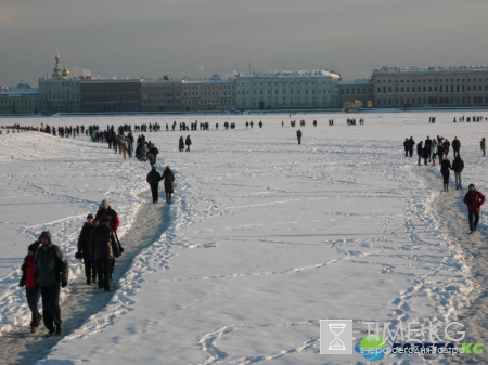 Петербуржцы после отмены запрета вышли на лёд Невы при 0°C ради селфи