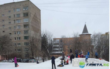 Под Самарой 9-летний мальчик выкатился на санках на проезжую часть, где врезался в «Приору»