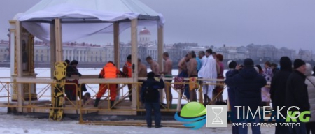Сотни петербуржцев окунаются в ледяную воду