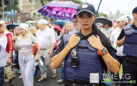 Сотрудница новой полиции в Киеве показала все свои татуировки на интересных местах