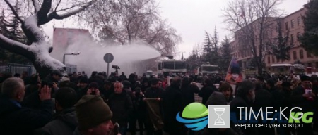 В Анкаре полиция водометами и слезоточивым газом разогнала митинг против Эрдогана