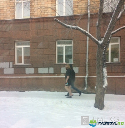 В Красноярске мужчина в одних шортах и тапочках разгуливал в 40-градусный мороз