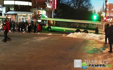 В Москве автобус из-за гололеда влетел в остановку, где находилось более 10 человек