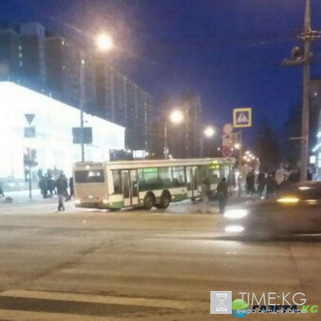 В Москве автобус из-за гололеда влетел в остановку, где находилось более 10 человек