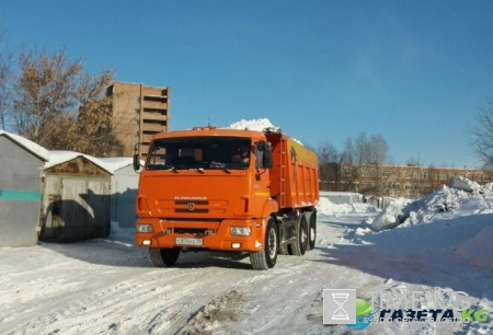 В Омске снег вывозят прямо к гаражам местных жителей