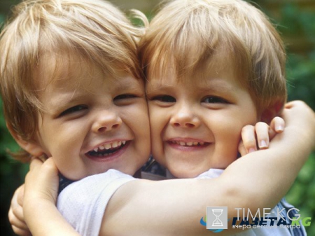 В США двухлетний близнец спас своего брата из-под упавшего комода