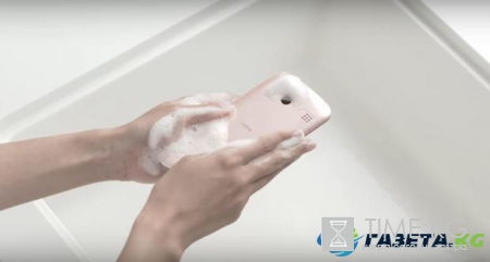 В Японии создан смартфон, который можно мыть в горячей воде с мылом