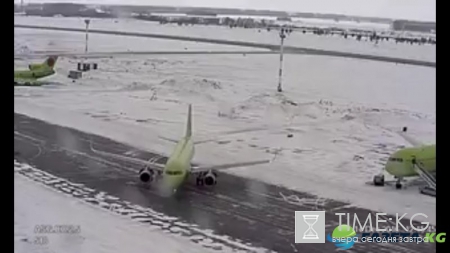 Видео с "дрифтующим" самолетом в Новосибирске потрясло сеть