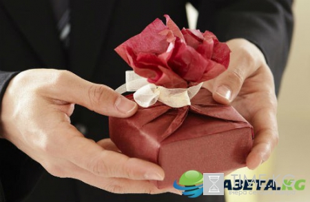 За красивые глазки: как богатые ухажеры задаривают звездных красавиц