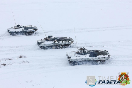 Арфы нет – возьмите бубен: армия Беларуси провела учения на БМП из "папье маше"