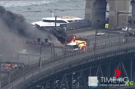 Австралийская бюрократия заставила пассажира прыгнуть в горящий автобус, чтобы оплатить проезд
