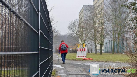 Беженцы в Германии запугали жителей: люди сооружают высокие заборы вокруг многоэтажек