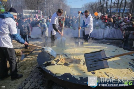 "Блины с лопаты": в РФ отрепетировали "традиционную кормежку" на масленичные гуляния