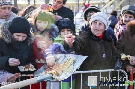 "Блины с лопаты": в РФ отрепетировали "традиционную кормежку" на масленичные гуляния