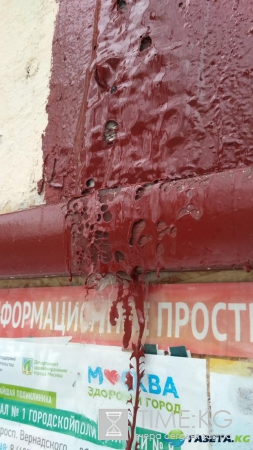 Боги ремонта: коммунальщики Москвы покрасили лед на стенах дома