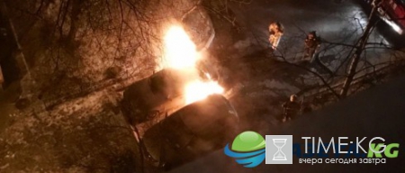На улице Бабушкина тушили сразу два автомобиля