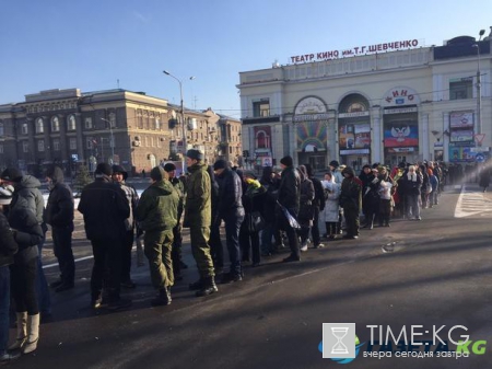 Похороны Гиви проходят "вяло и уныло", людям безразлично: опубликовано видео