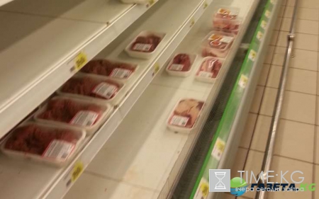 Покупателей Красноярска возмутил процесс мойки витрин с неубранным мясом