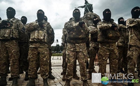 Радикалы «Азов» провели акцию протеста у задания банка в Одессе, оставив на стенах шокирующие надписи (фото)