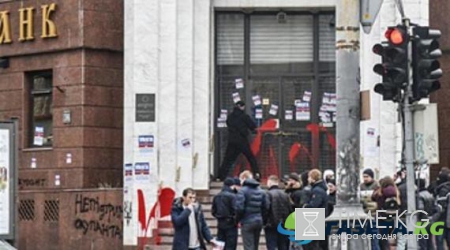Радикалы «Азов» провели акцию протеста у задания банка в Одессе, оставив на стенах шокирующие надписи (фото)