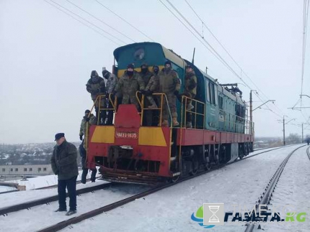 Радикалы Украины заблокировали тепловоз из Донецкой области