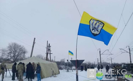 Радикалы Украины заблокировали тепловоз из Донецкой области