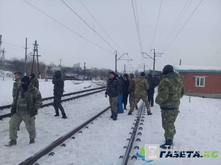 Радикалы Украины заблокировали тепловоз из Донецкой области