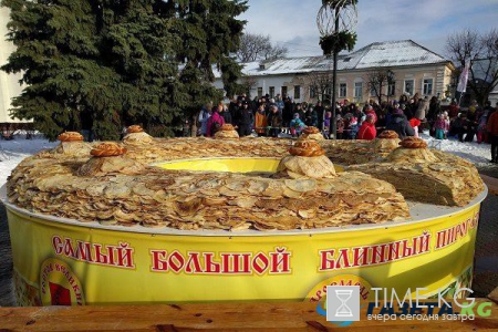 Рекорды Гиннеса по-русски: Рекордный блинный торт, испеченный в Ярославле, скормили собакам