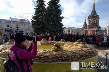 Рекорды Гиннеса по-русски: Рекордный блинный торт, испеченный в Ярославле, скормили собакам