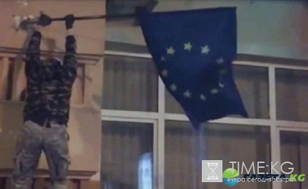 Украинские активисты посрывали флаги ЕС в Киеве со словами «Украина понад усе» (видео)