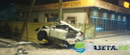 В ДТП на Краснофлотском шоссе столб разорвал "Форд"