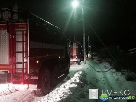 В Левашово тушили сильный пожар в строящемся доме