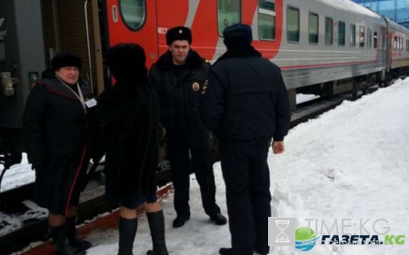 В Новосибирске на переезде тепловоз сбил молодую девушку в наушниках