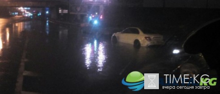 В Петербурге Mercedes утонул в луже на КАД