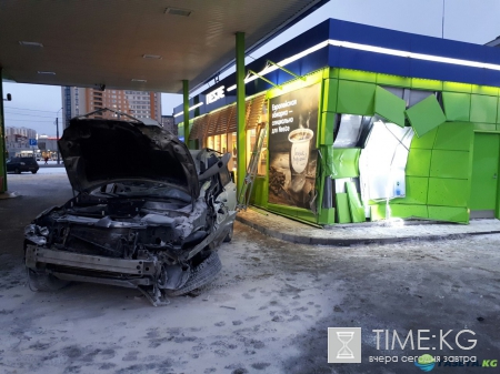 В Петербурге «Вольво» протаранил АЗС на проспекте Большевиков