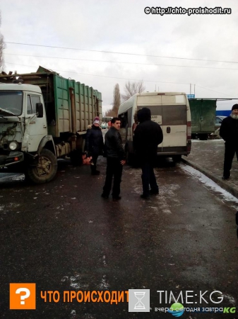 В Воронеже мусоровоз врезался в маршрутку с пассажирами – фото с места ДТП стали причиной насмешек