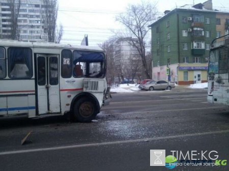 В Воронеже на Ленинском проспекте автобус с пассажирами врезался в троллейбус