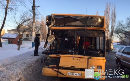 В Воронеже пассажирский автобус протаранил фуру, есть пострадавшие