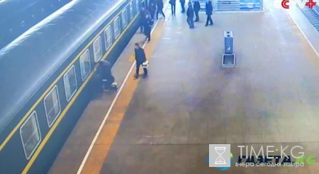 «За минуту до трагедии»: в Китае прохожие спасли ребенка, упавшего под поезд