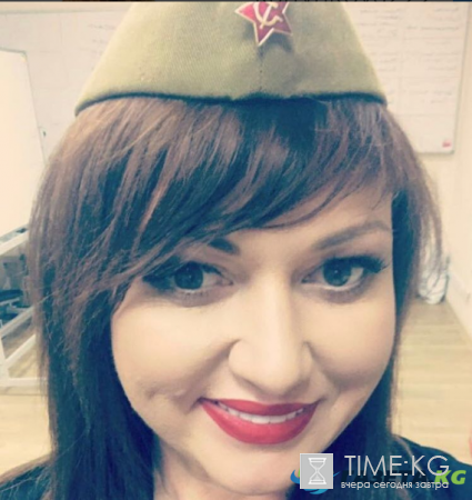 Звезда КВН Ольга Картункова в пилотке поздравила защитников с праздником