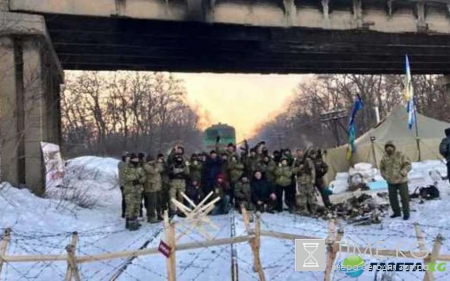 Блокирующие Донбасс радикалы сделали ещё более страшное заявление — украинцы готовы встать на колени