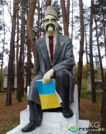 Декоммунизация в Украине с юмором: бойцы АТО на Луганщине превратили Ленина в Шевченко